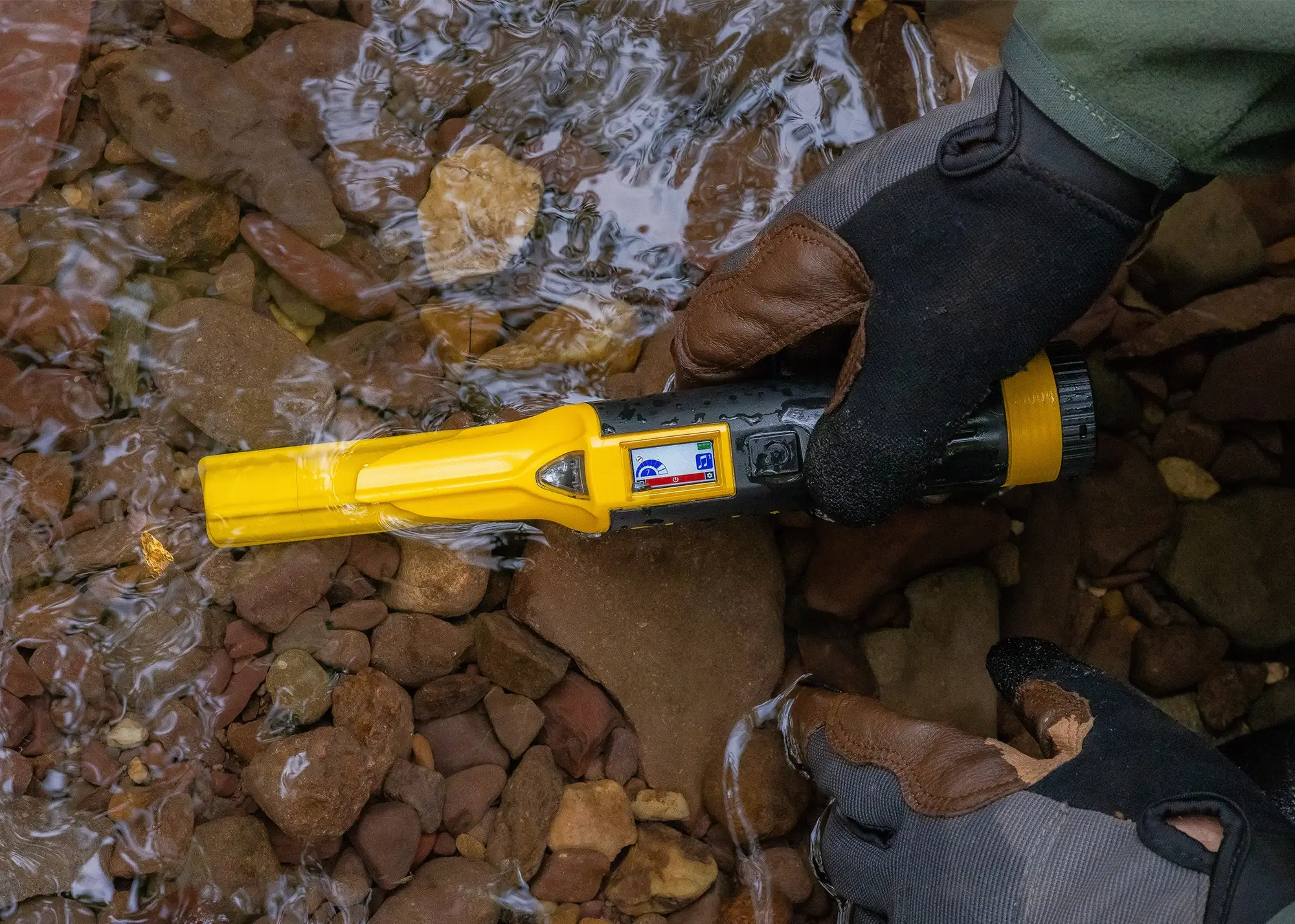 Nokta AccuPoint Pinpointer 1 Nokta AccuPoint pinpointer being used during a waterproof recovery